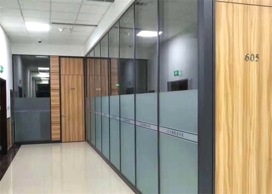 พาร์ติชั่นกระจกนิรภัยแบบโปร่งใสเต็มรูปแบบพาร์ติชั่นสำนักงานกระจก Frameless